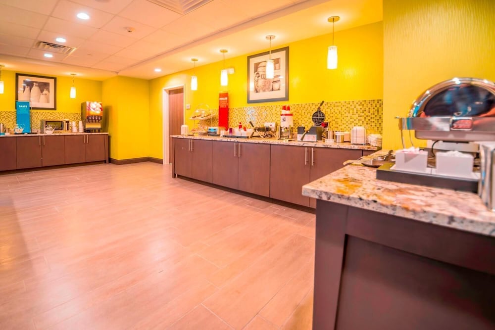 Hampton Inn Suites La Porte 24/25