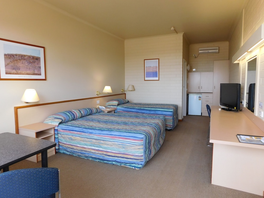 Opal Inn Hotel Motel 26/68
