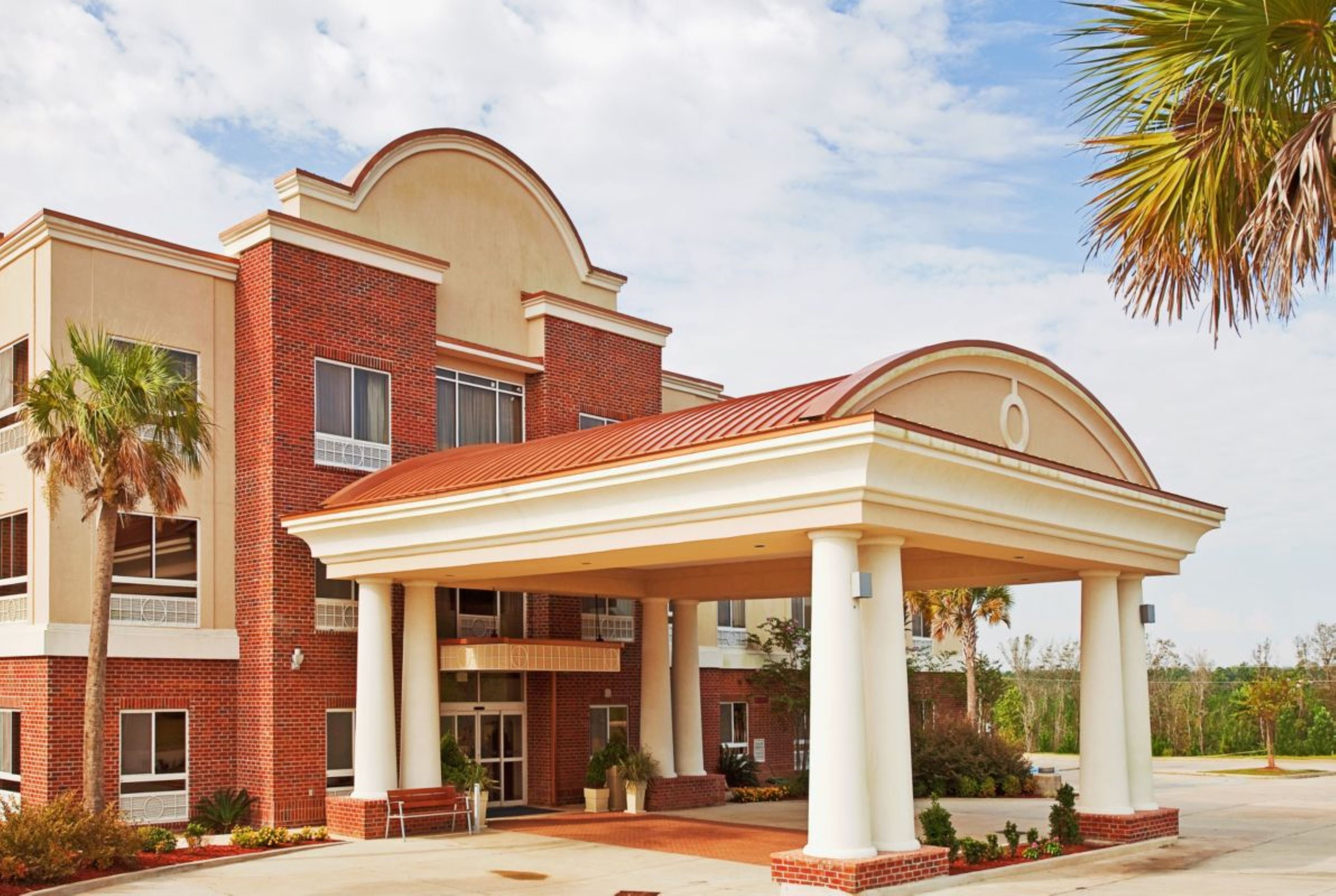 Holiday Inn Express and Suites Lucedale Hotel 6/76