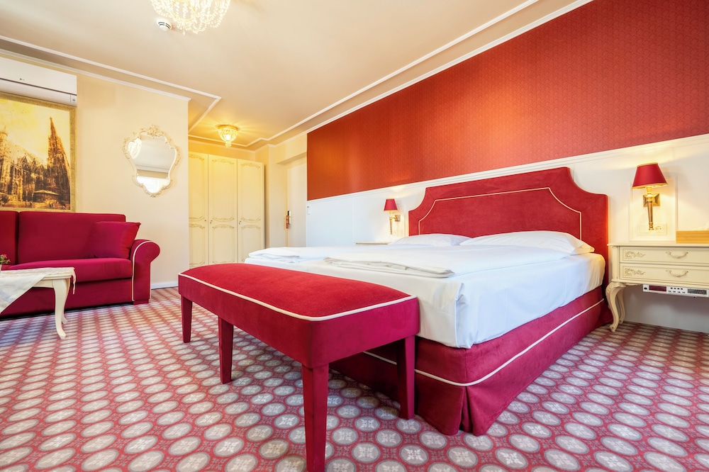 STUDIO, SUITE, KING BED
