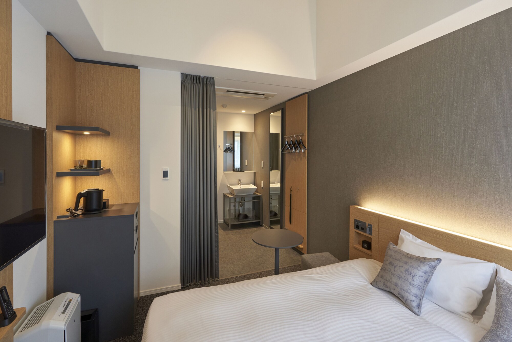 UNIVERSAL, KING BED