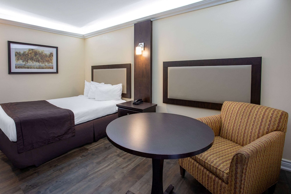 Travelodge by Wyndham Sarnia 24/40