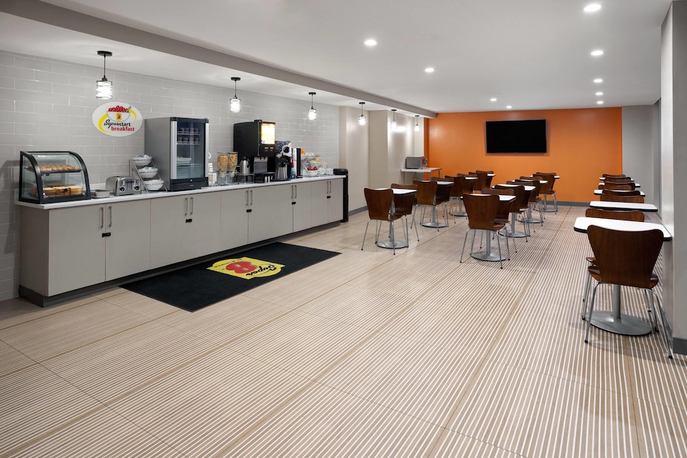 Super 8 by Wyndham Bronx Near Stadium 31/40
