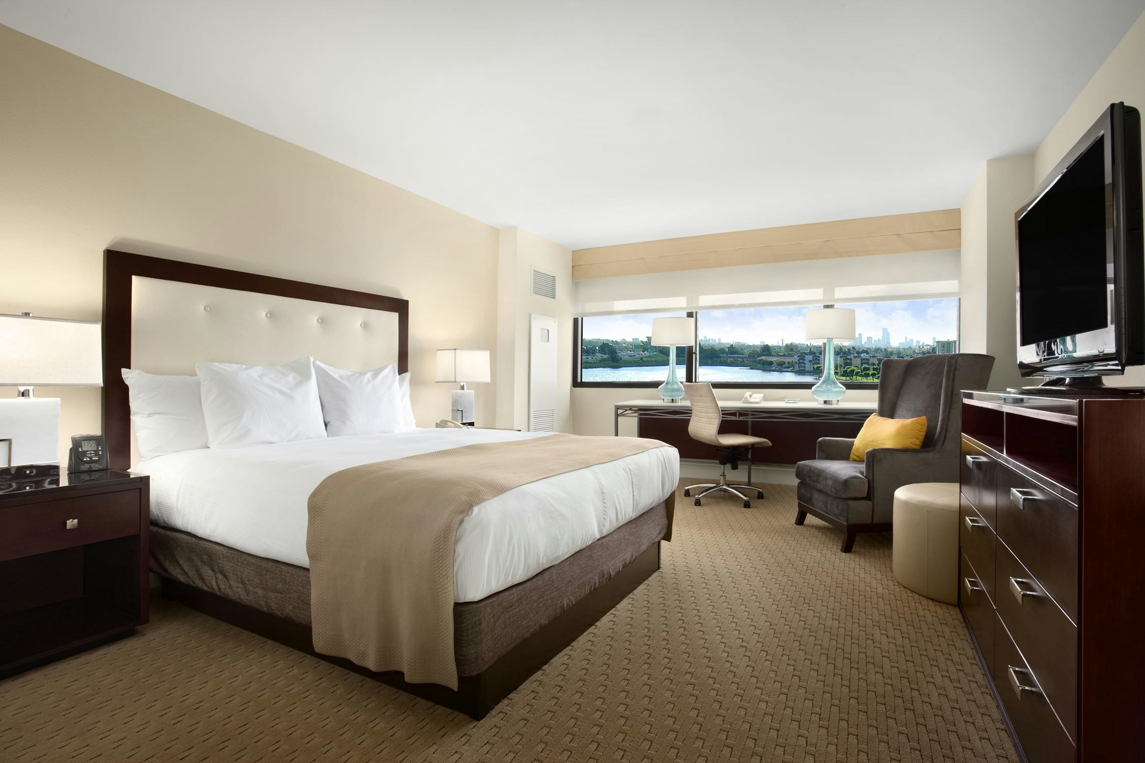 ROOM, KING BED, LAGOON VIEW