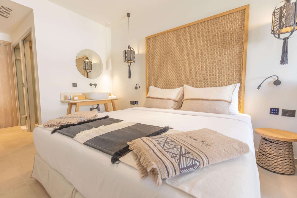 DELUXE, DOUBLE OR TWIN BED, GARDEN VIEW, POOL VIEW