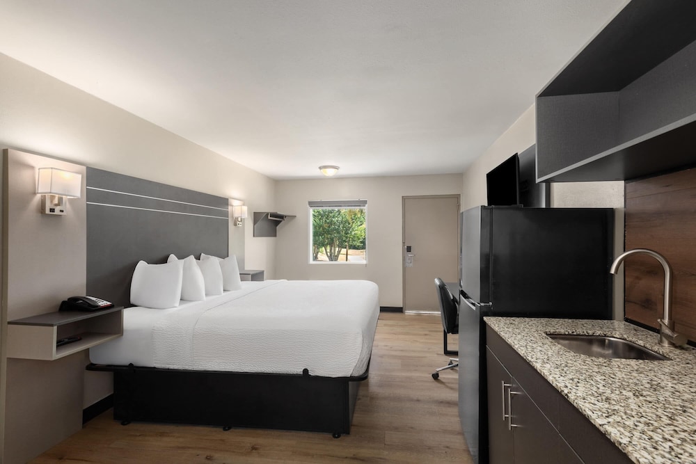 Baymont by Wyndham Dothan 26/48