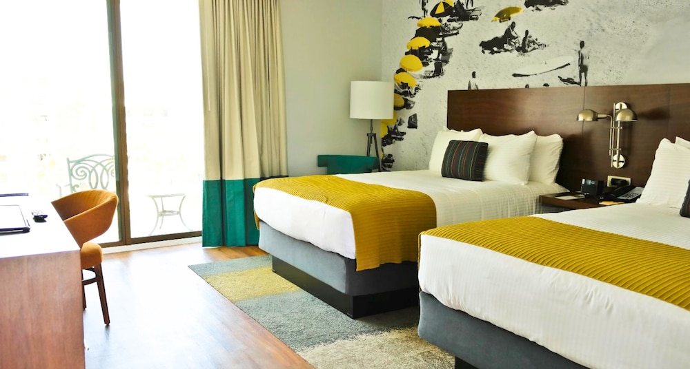 Snazzy, 2 Queen Beds