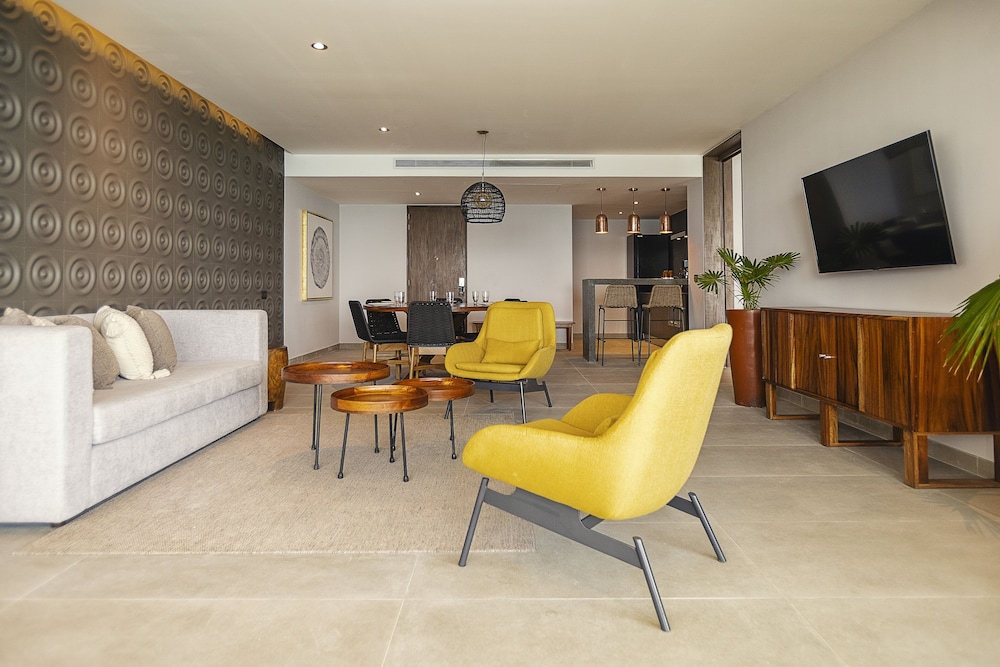 The Fives Oceanfront Puerto Morelos 44/71