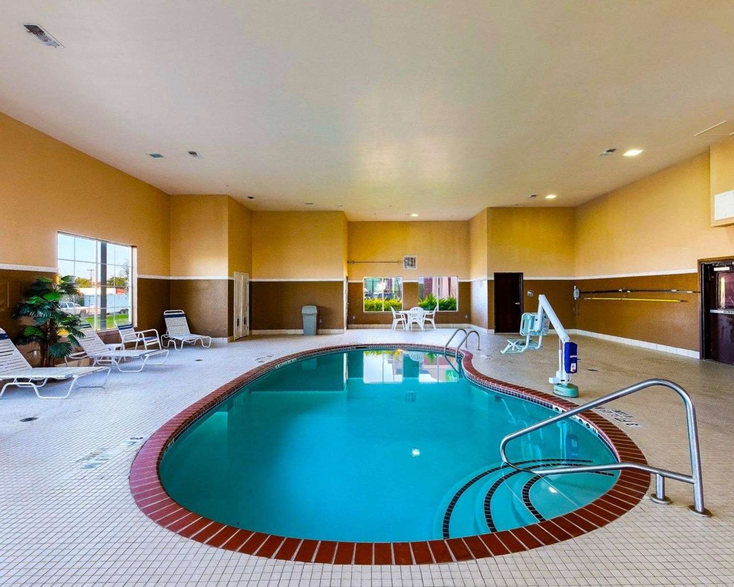 Comfort Suites University TX 18/27
