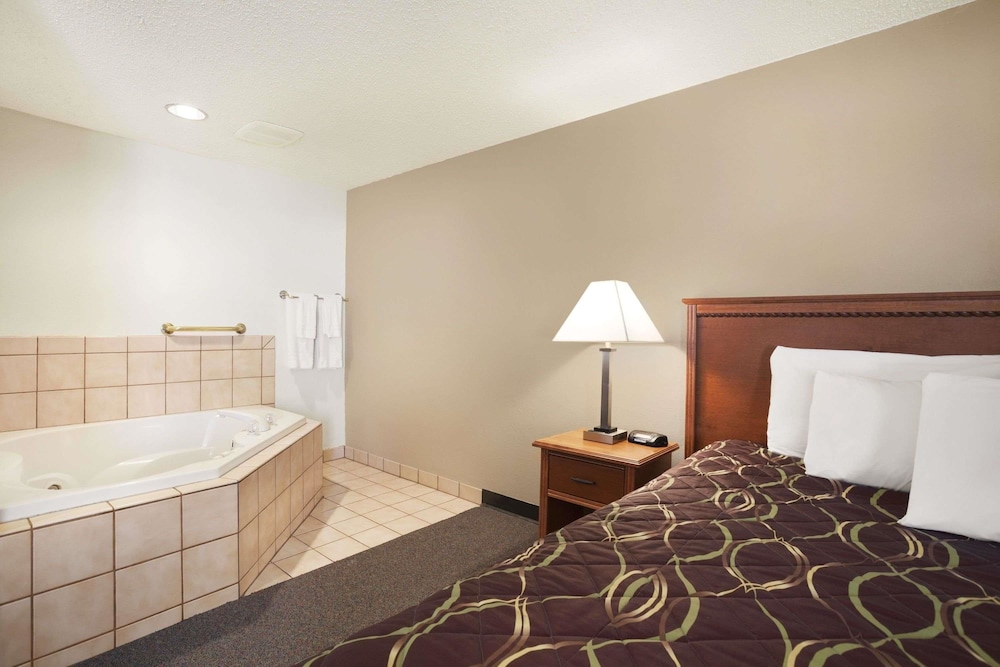 Super 8 by Wyndham Williston ND 8/30