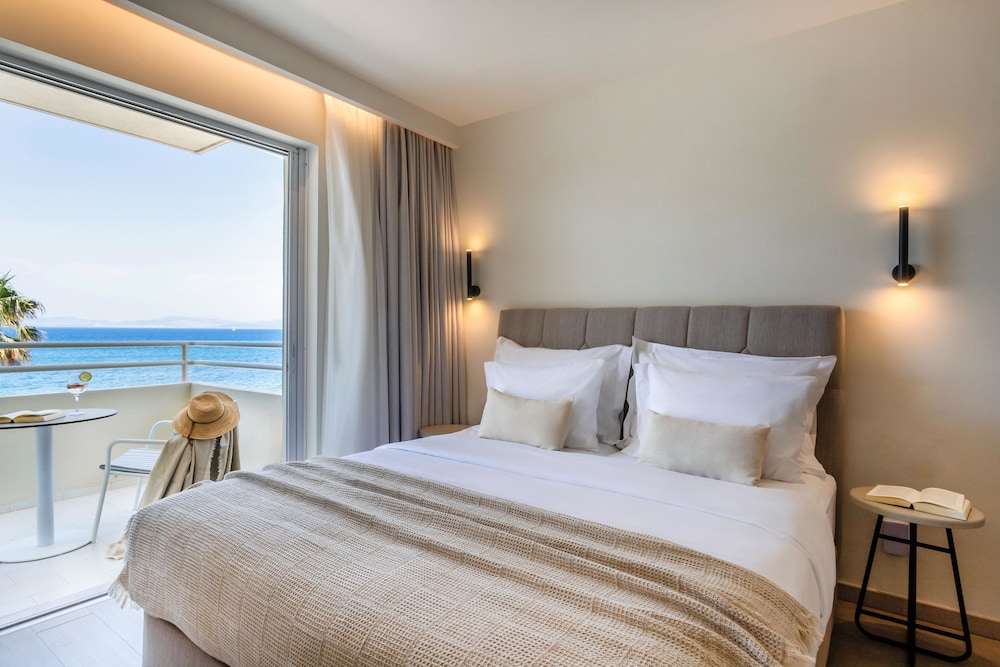 JUNIOR SUITE, POOL VIEW