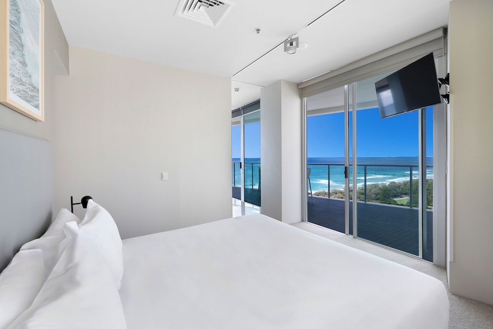 جناح بسرير كينج وسريرين منفصلين بإطلالة على البحر بغرفتي نوم، ULTIQA Air on Broadbeach 3/10
