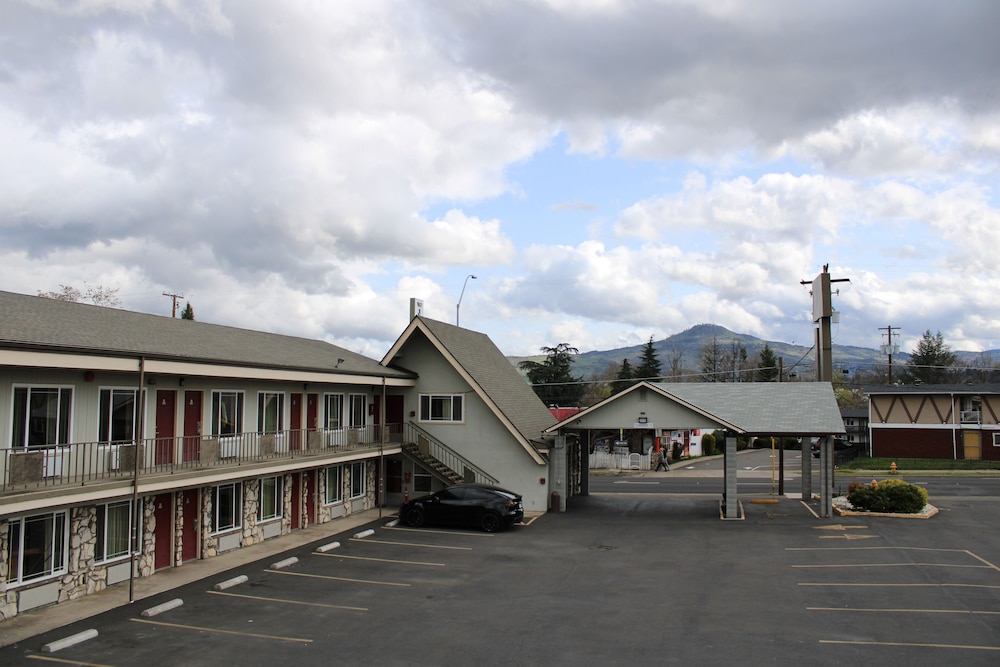 Tiki Lodge Motel 43/49