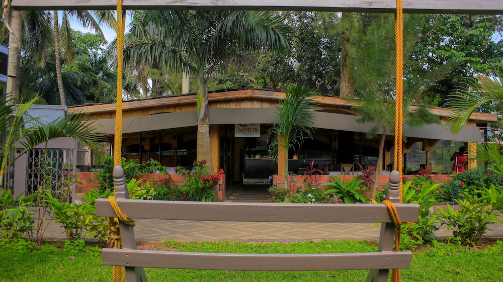 Saffron Beach Bistro & Cottages 3/50