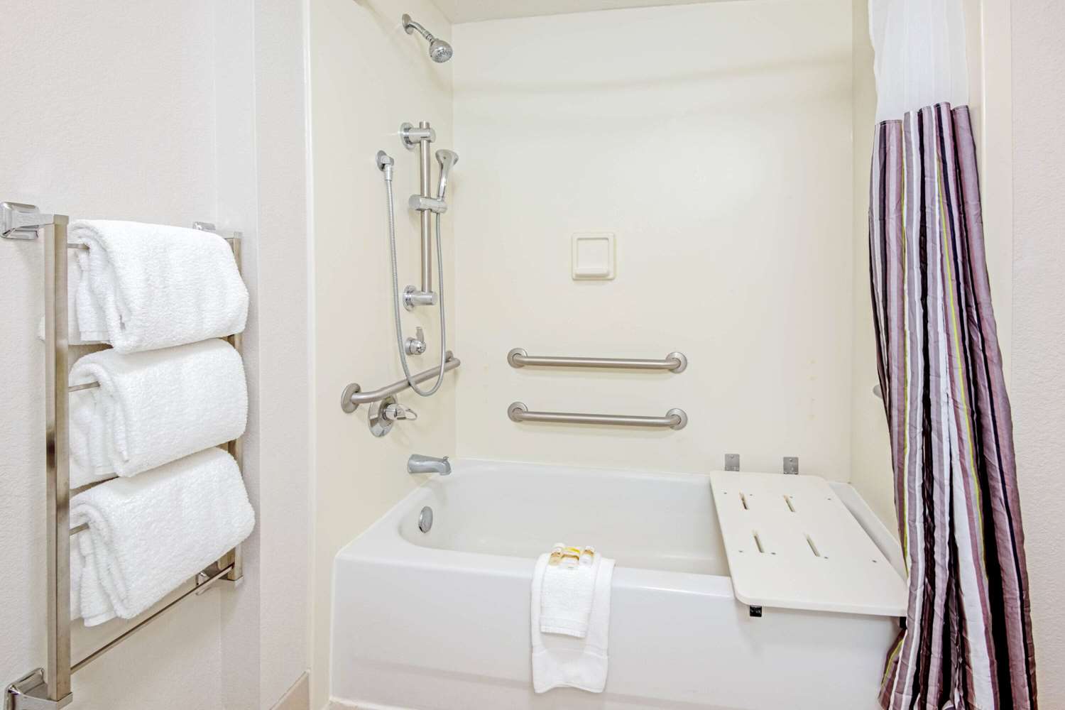 La Quinta Inn & Suites by Wyndham San Antonio Airport 63/63