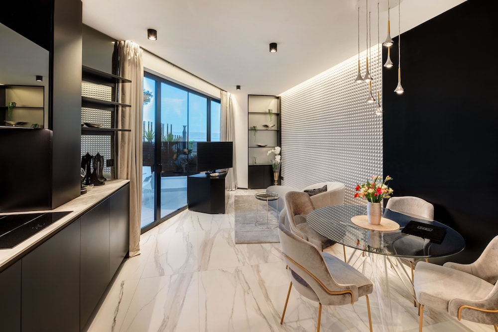 All Suites Hotel Posh 38/65