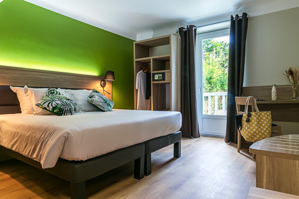 Comfort, Double Bed, Court Street View