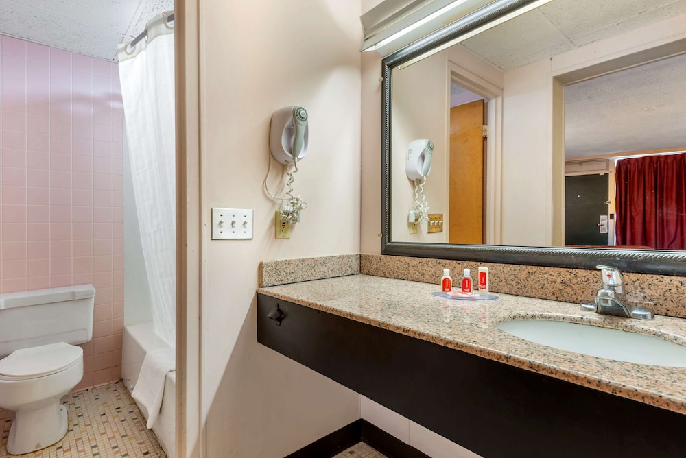 Econo Lodge Cortland Downtown NY 29/30