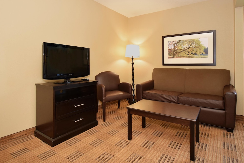 Suburban Studios Cary - RDU Airport 18/31
