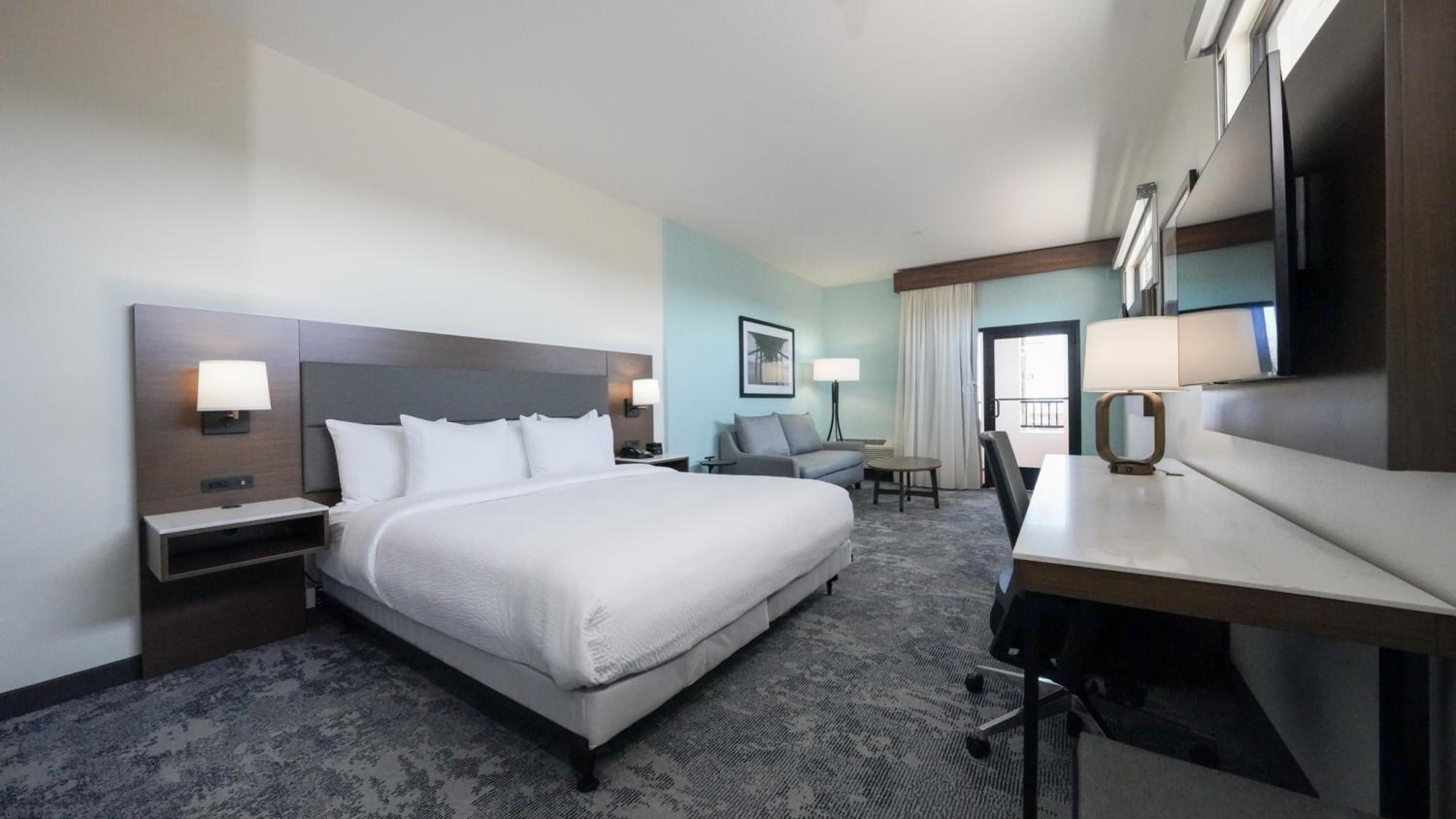 SUITE, KING BED, PARTIAL OCEAN VIEW, ACCESSIBLE