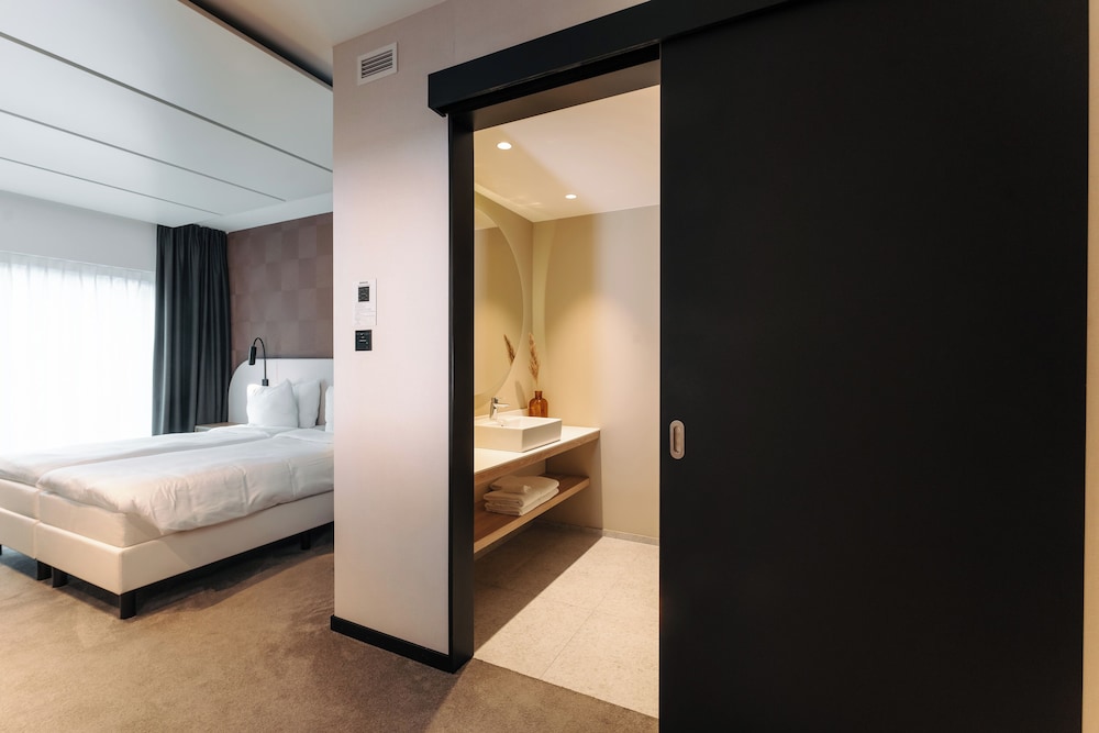 COMFORT, TWIN BEDS