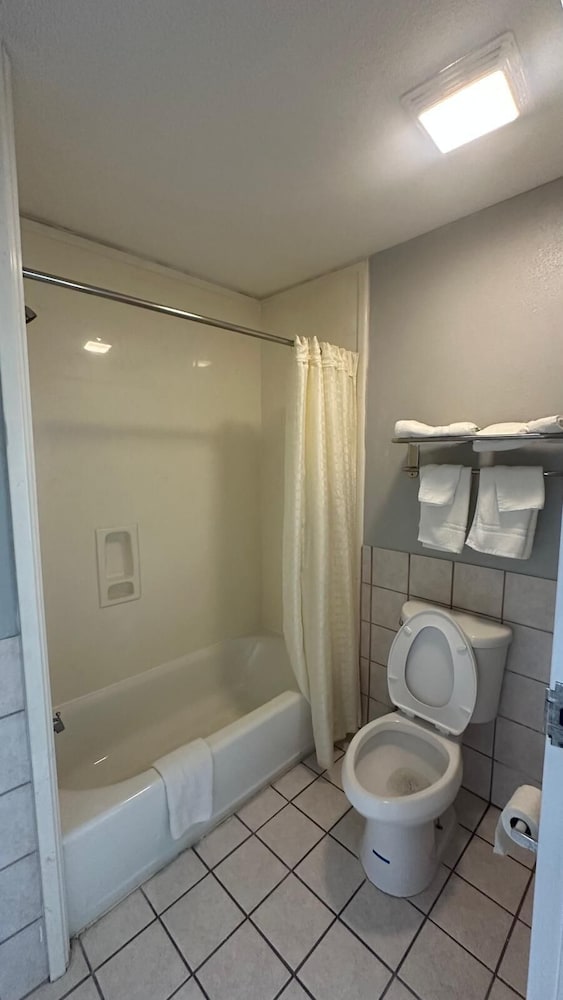 The Executive Inn Suites 67/67