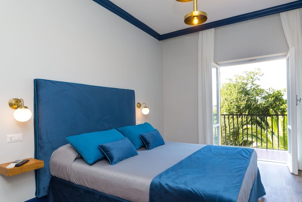 Sorrento Pool And Suites 8/29
