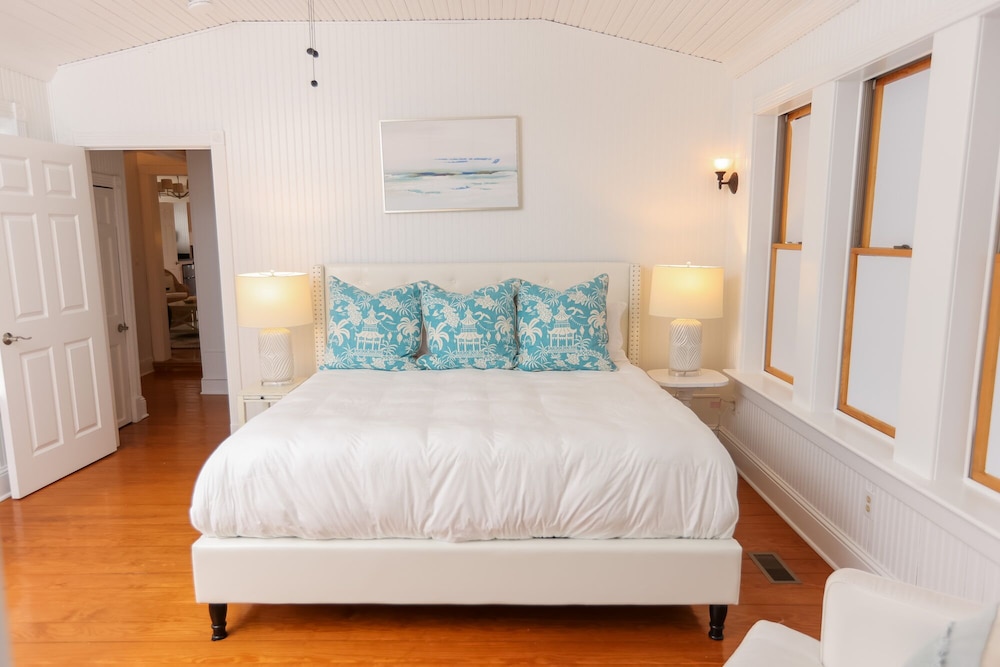 The Burrus House Inn Waterfront Suites 13/50