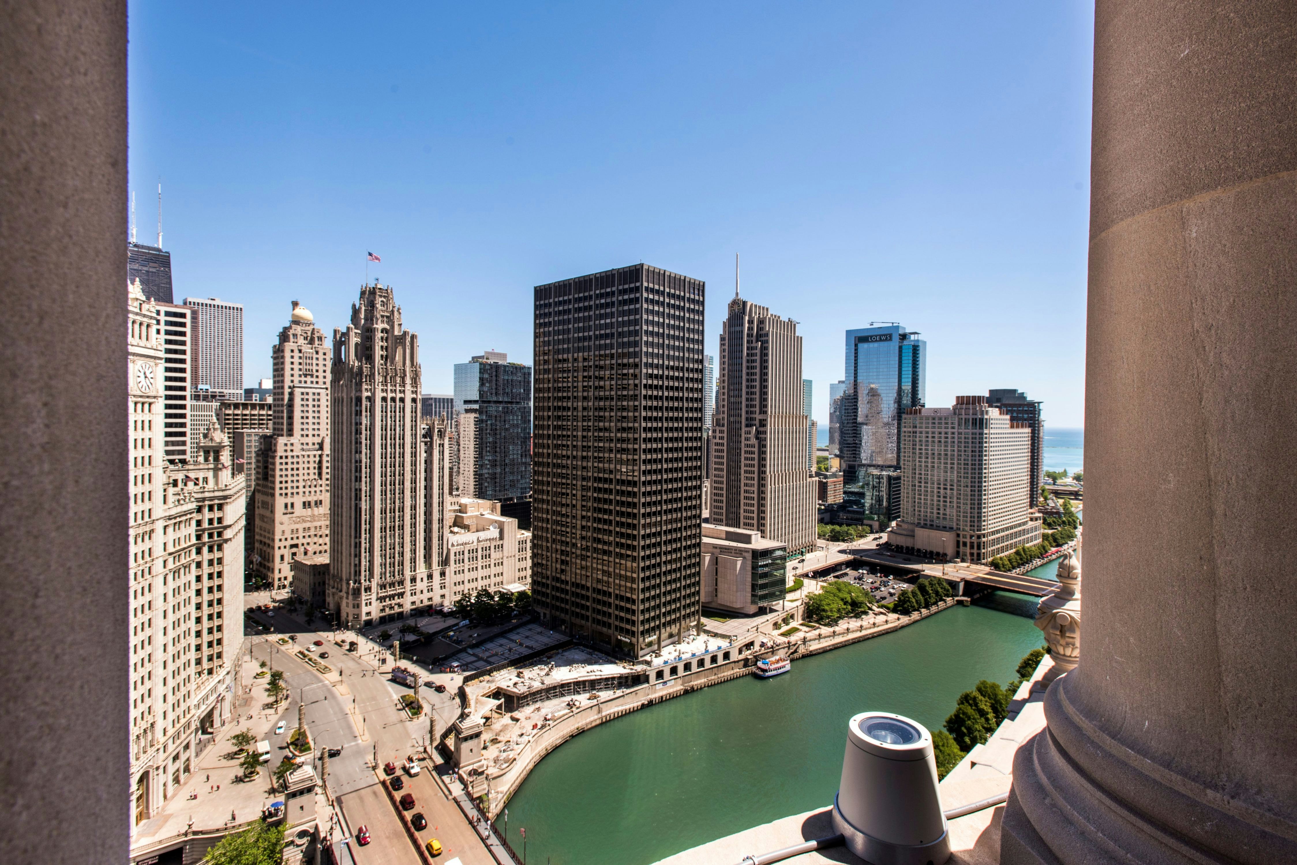 Londonhouse Chicago Curio Collection By Hilton 43/50