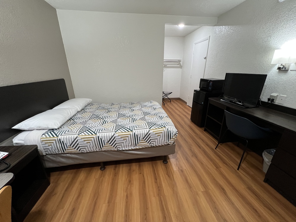 Motel6 Longview, TX 24/64
