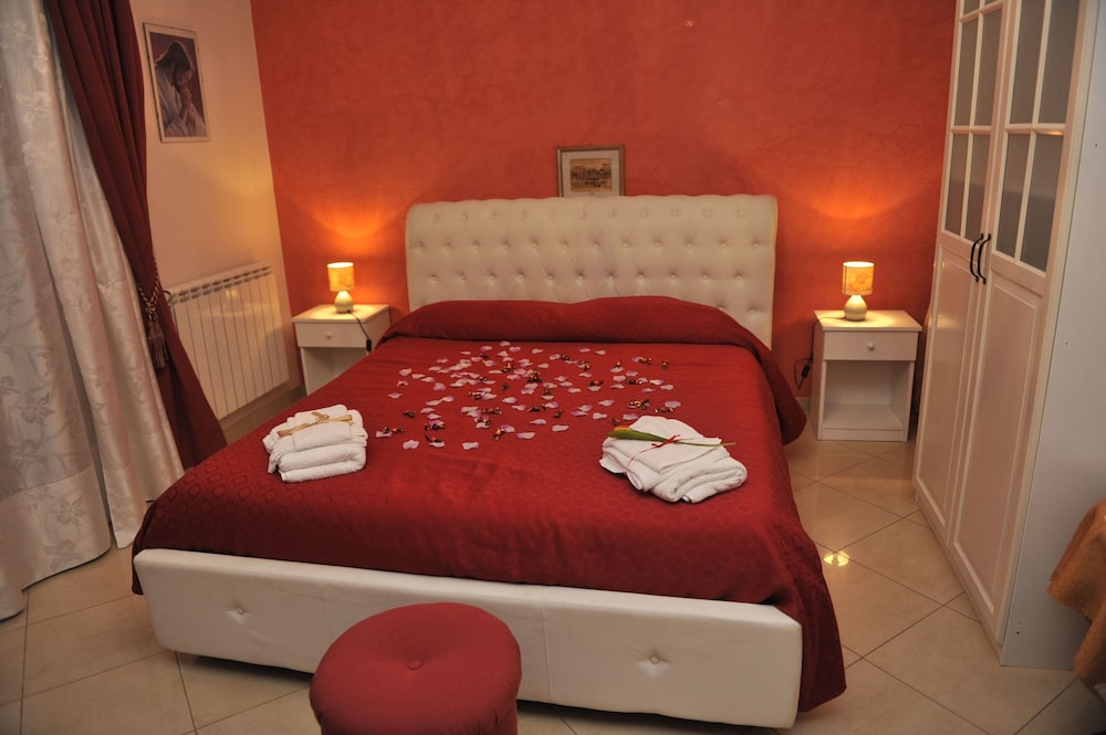 DELUXE, SUITE, JETTED TUB