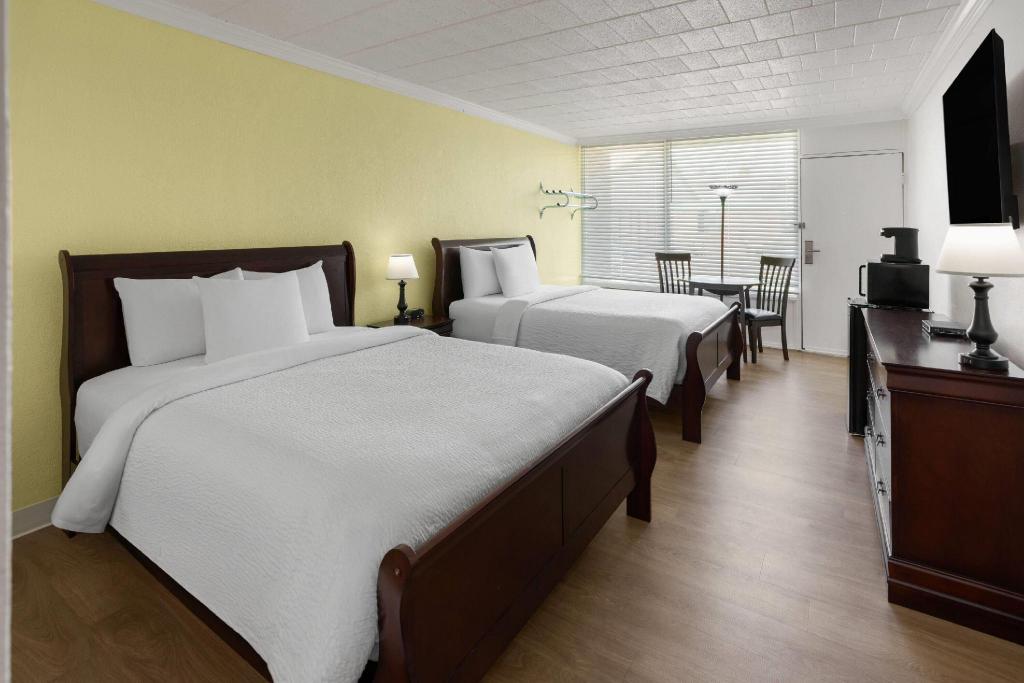 Courtyard, 2 Queen Beds
