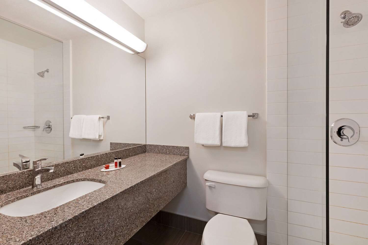 Super 8 by Wyndham Calgary Shawnessy Area 22/24