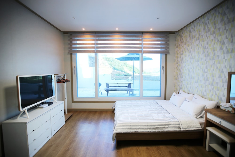 Flora Hostel Pension 9/25