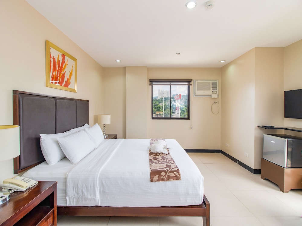 Main Hotel And Suites 22/67