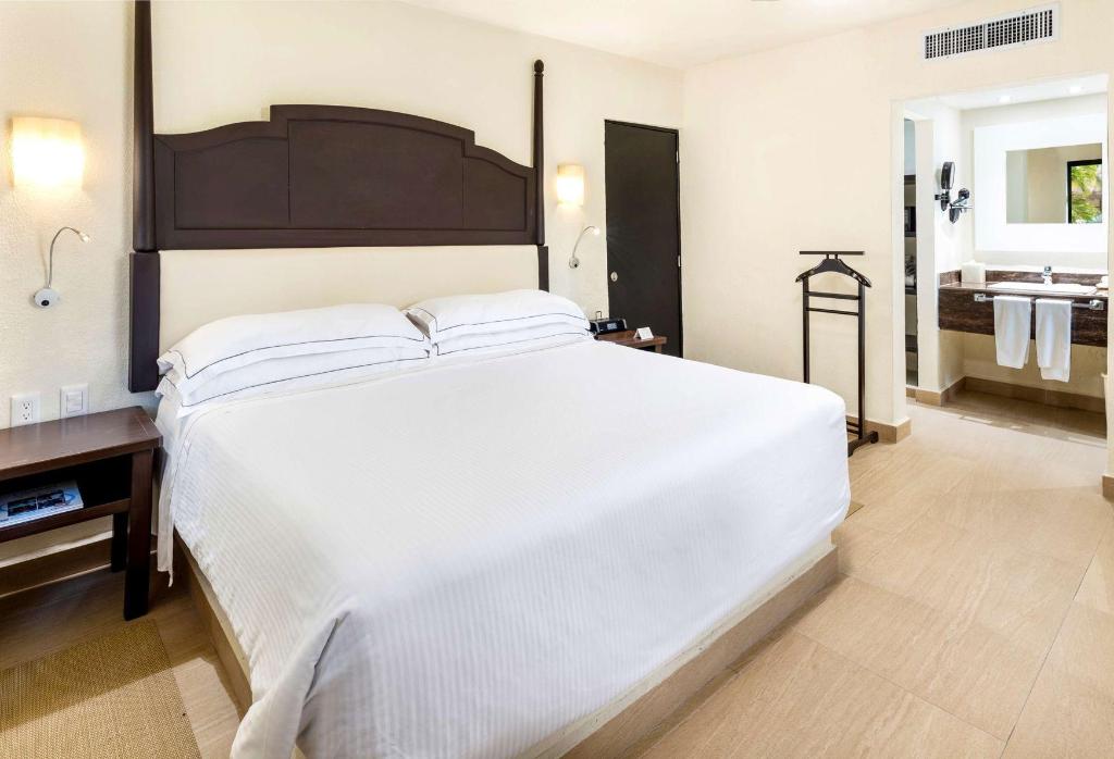 Suite, King Bed, Premium Level