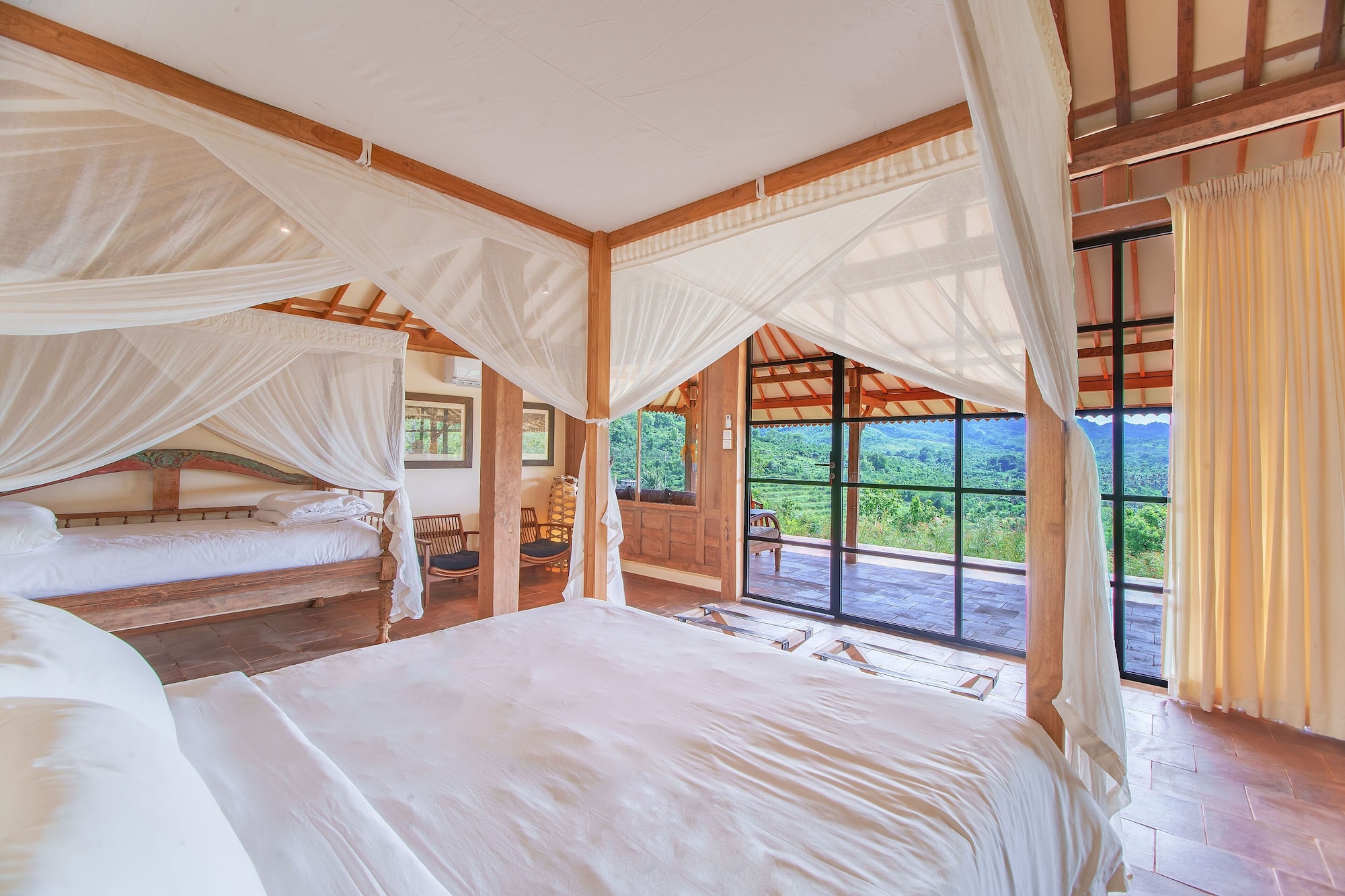 غرفة بسرير كوين مع أريكة، Sumberkima Hill Private Villa Retreat 3/9