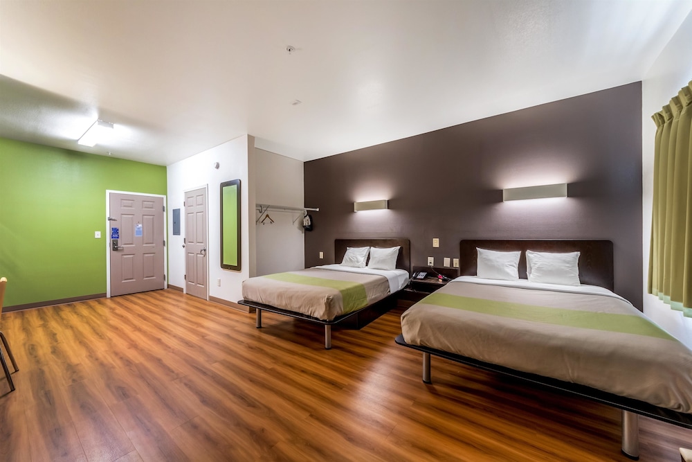Super 8 by Wyndham Kenedy TX 9/26