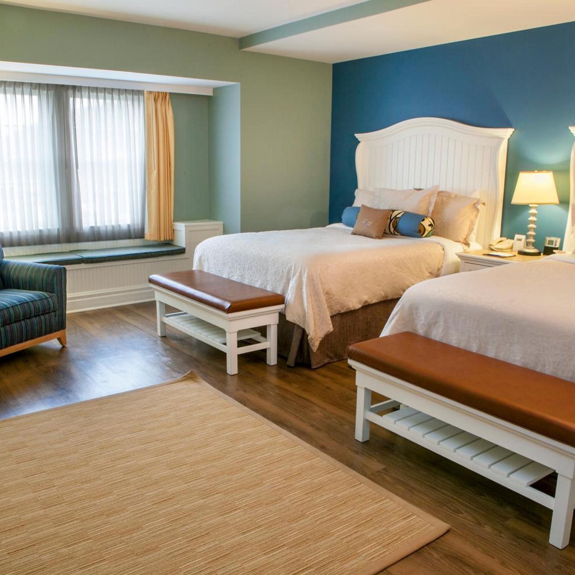 Room, Queen Bed, Village View, Hot Tub