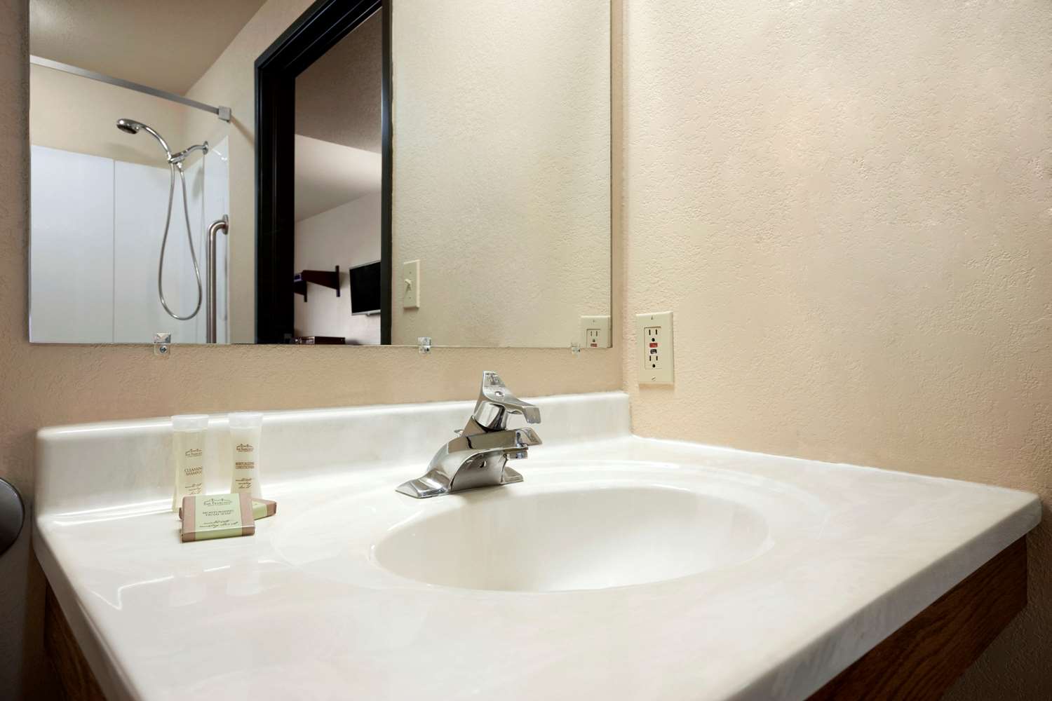 Super 8 by Wyndham Macon 15/16