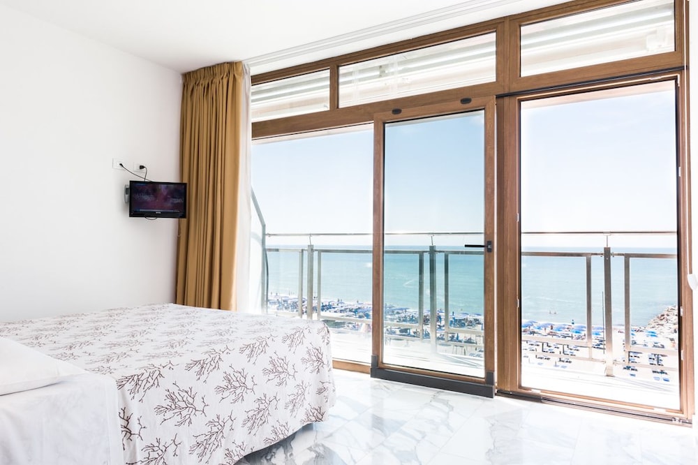 Hotel Rondine 8/38