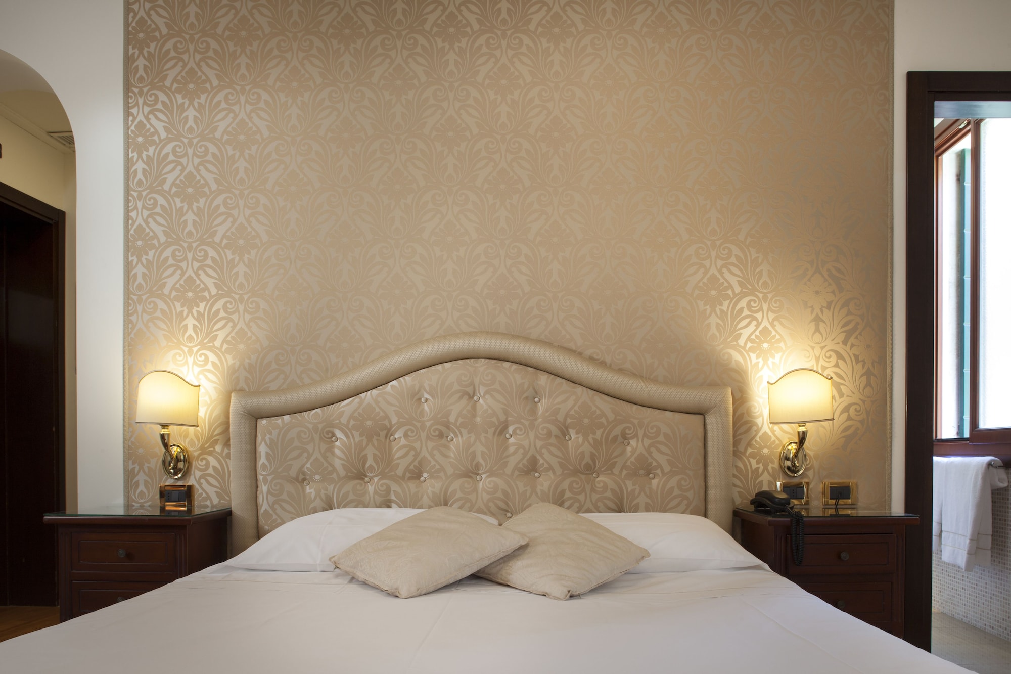 DELUXE, DOUBLE BED, CANAL VIEW