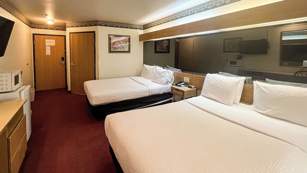 2 Queen Beds - Non-Smoking, Micfridge