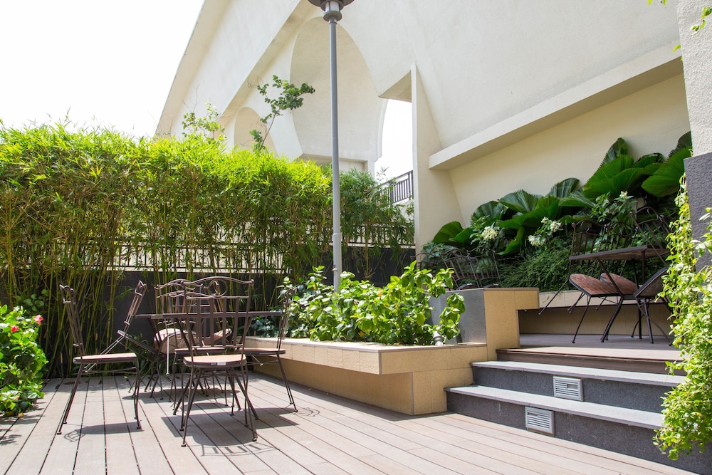 Ami Splendid Rooftop Pool 48/50
