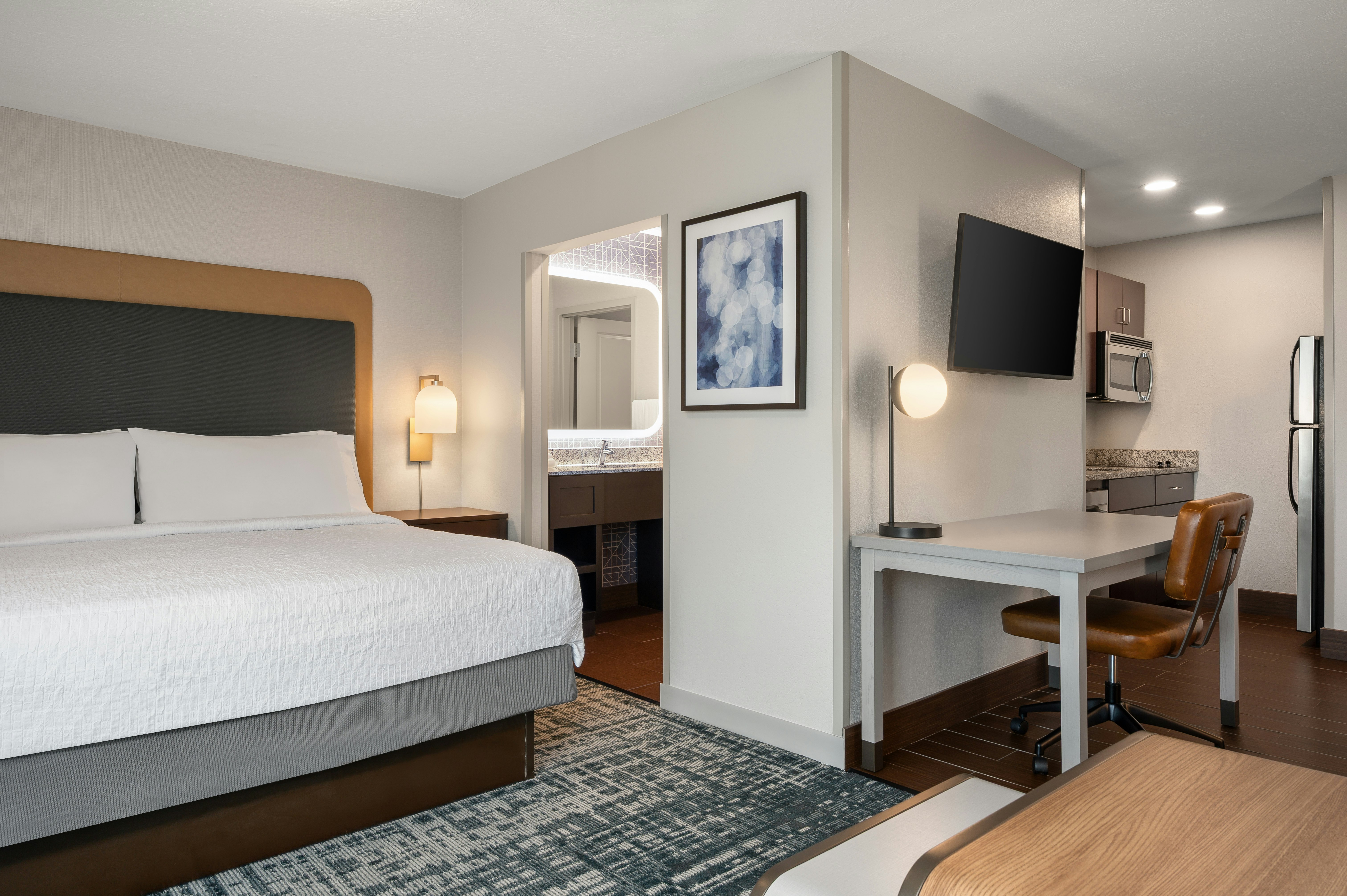 STUDIO, SUITE, KING BED