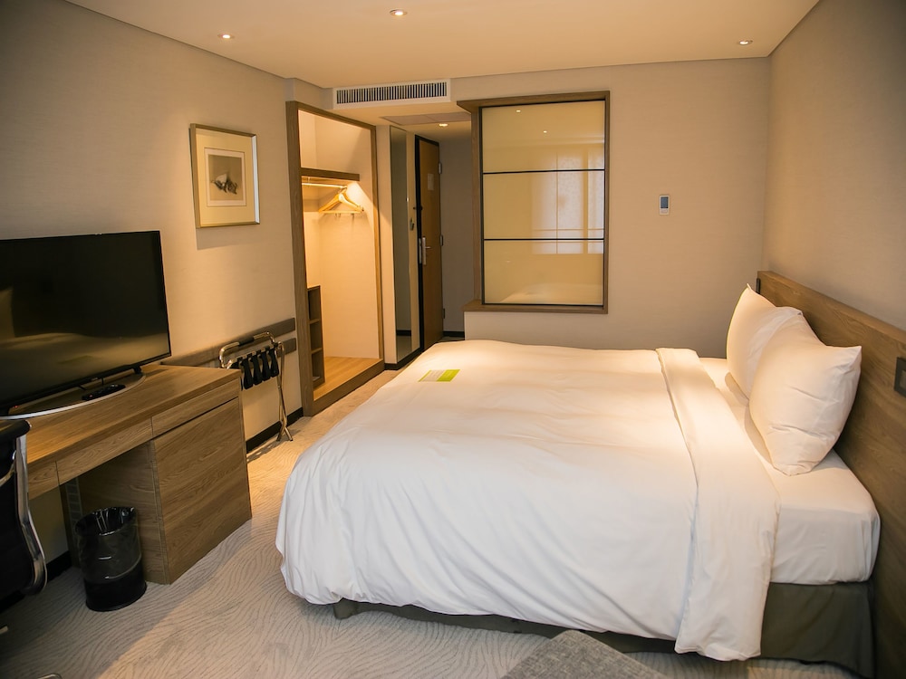 Royal Inn Taipei Nanxi Mrt Zhongshan Station 12/66
