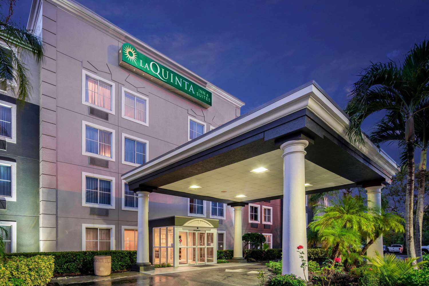 La Quinta Inn & Suites by Wyndham Naples East I-75 2/45