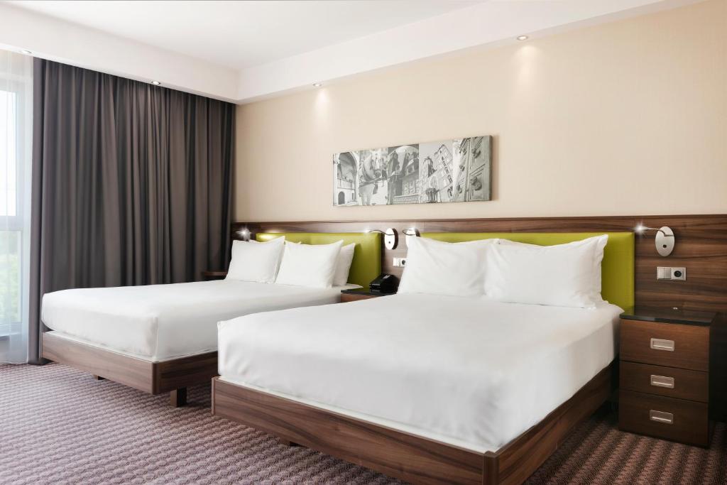 FAMILY, 2 QUEEN BEDS
