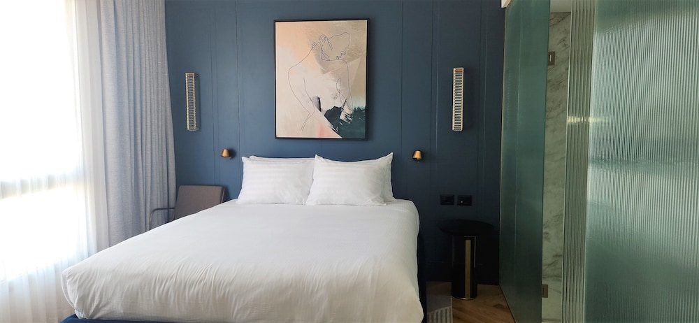 DELUXE, DOUBLE BED