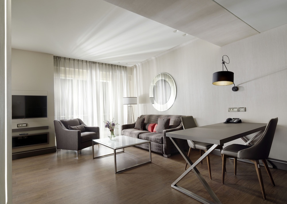 Holiday Suites 20/34